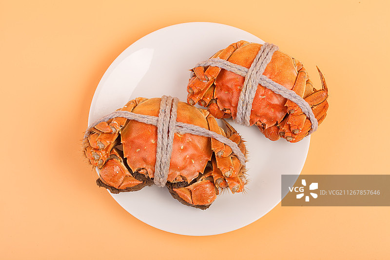 橙色背景上煮熟的大闸蟹图片素材