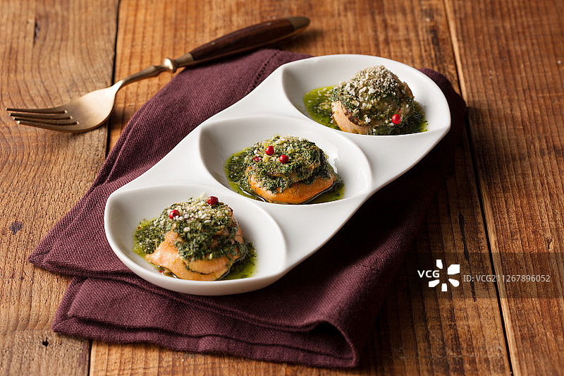 凤尾鱼蔬菜汁扇贝图片素材