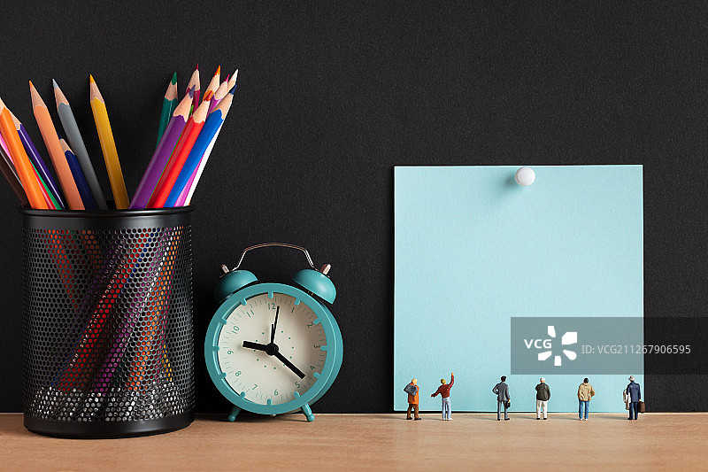 书桌黑板闹钟人群看着便签纸公告定计划图片素材