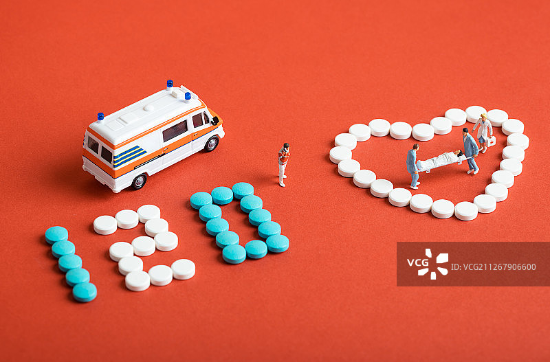 120心形药片救护车急救患者图片素材
