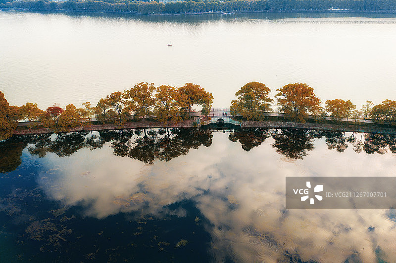 秋日湖堤+湖北省武汉市武昌区东湖景区图片素材