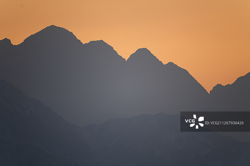 中国新疆天山山脉的丘陵图片素材