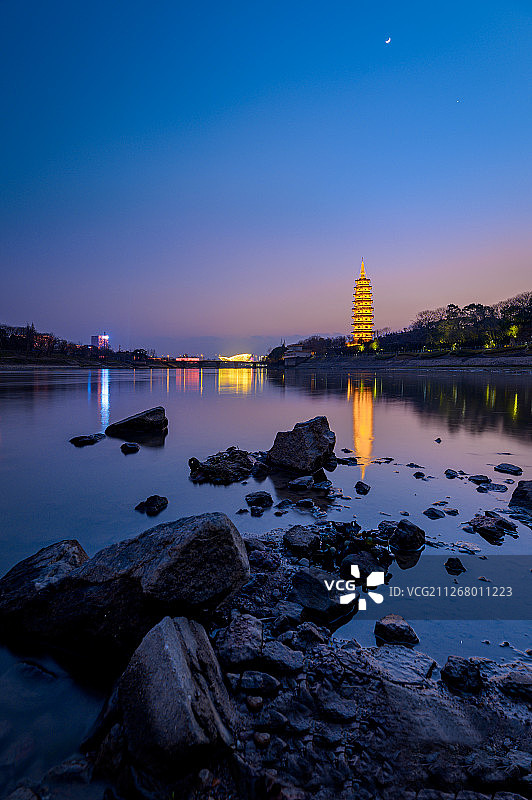 婺江夜色中的金华万佛塔图片素材