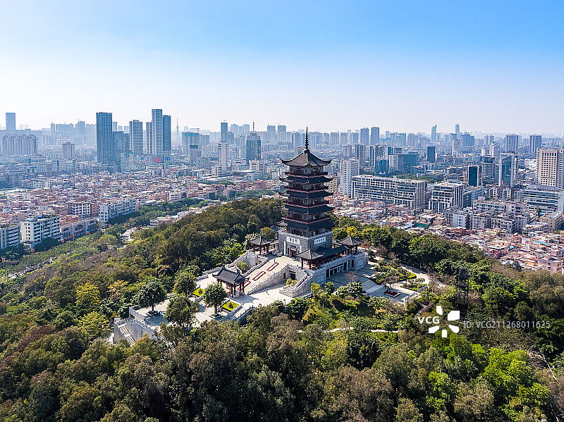 航拍视角下的佛山千灯湖公园-城市天际线全景图片素材