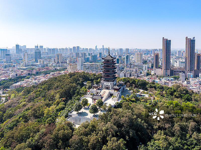 航拍视角下的佛山千灯湖公园-城市天际线全景图片素材
