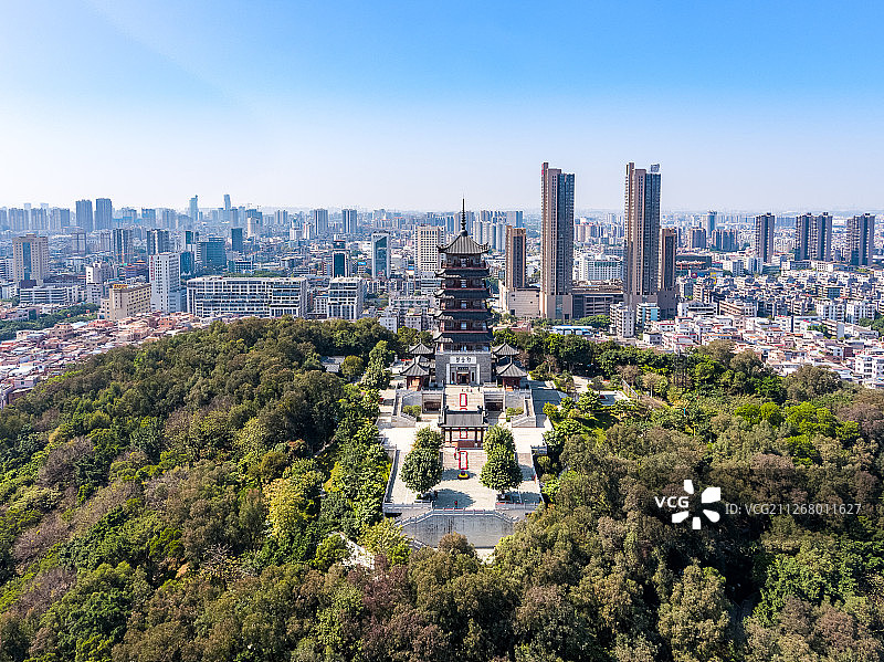 航拍视角下的佛山千灯湖公园-城市天际线全景图片素材