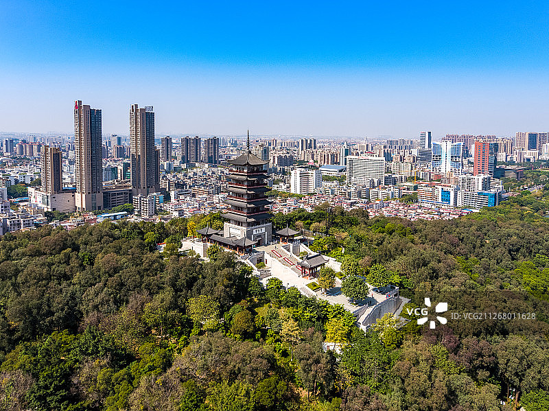 航拍视角下的佛山千灯湖公园-城市天际线全景图片素材