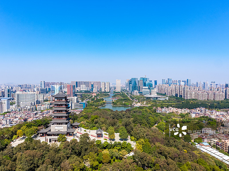 航拍视角下的佛山千灯湖公园-城市天际线全景图片素材
