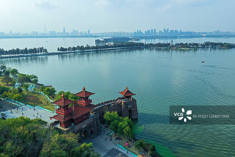 俯瞰东湖+湖北省武汉市武昌区东湖风景区磨山景区图片素材