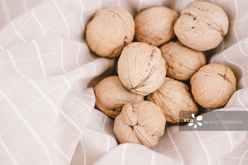 条纹布上的核桃图片素材