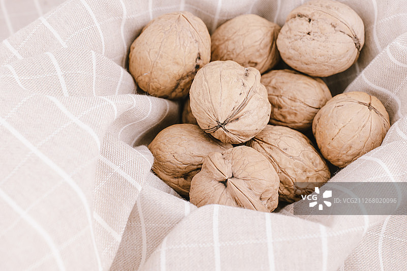 条纹布上的核桃图片素材