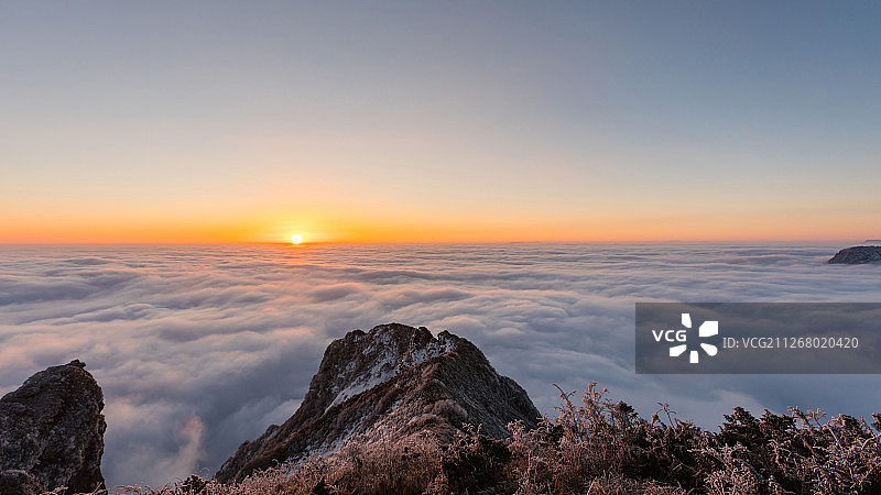 四川川西早晨高海拔的高山、海子、云海、冬季的雪，图片素材