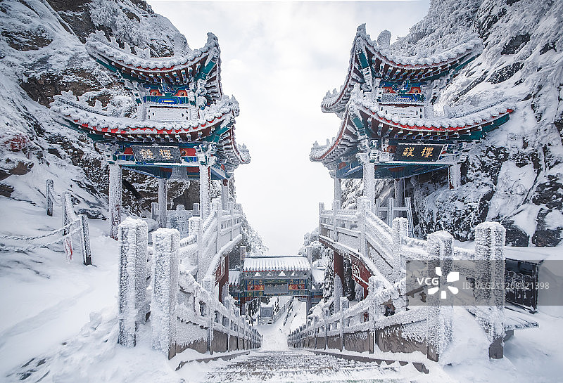 雪中的老君山南天门图片素材
