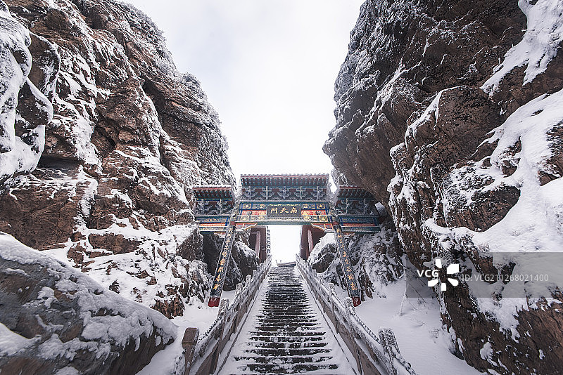 雪中的老君山南天门图片素材