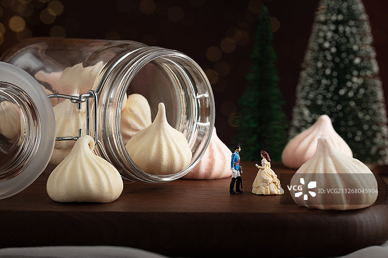 蛋白糖王子向洛丽塔裙子的灰姑娘求爱图片素材