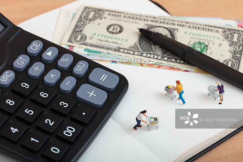 记账本计算器上的购物车消费者图片素材