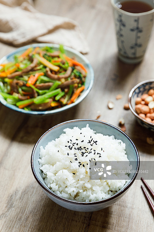家常小炒芹菜胡萝卜炒牛肉丝配米饭图片素材