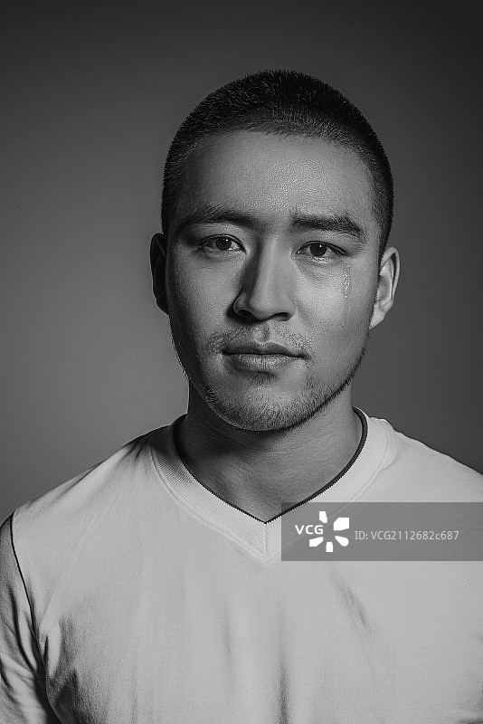 Portrait of young man crying图片素材