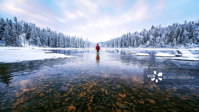 行走在雪国的世界图片素材