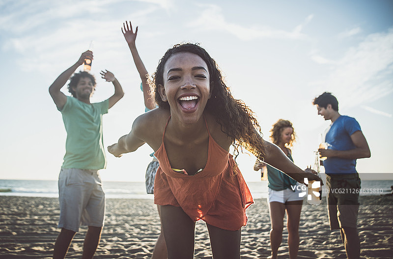 朋友们在海边玩耍图片素材