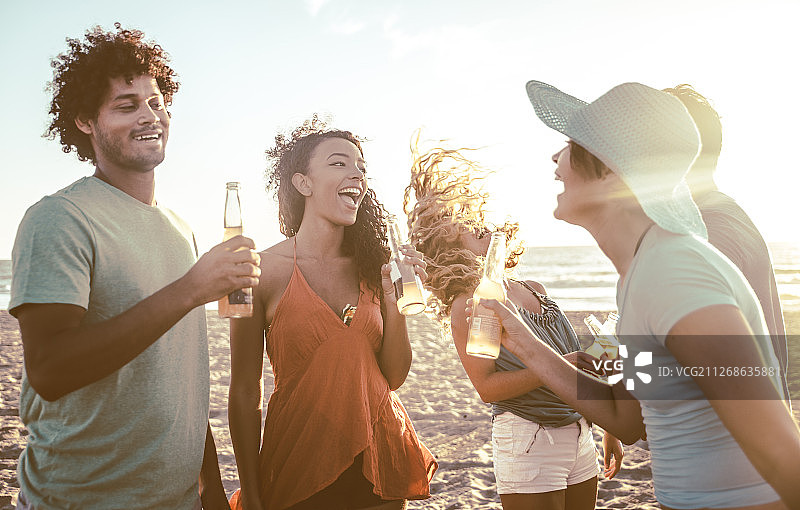 朋友们在海边玩耍图片素材