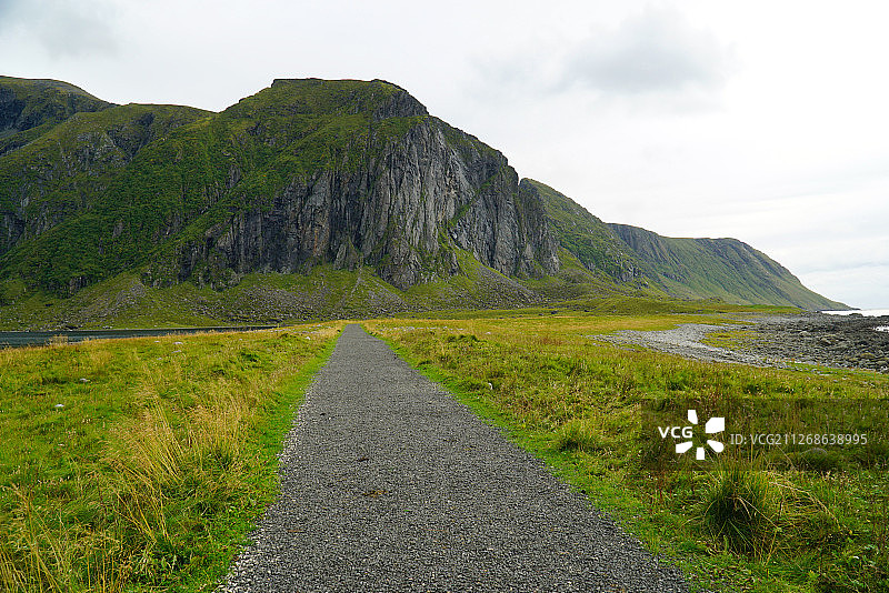 挪威罗弗敦群岛埃格姆山脉砾石路地平线图片素材