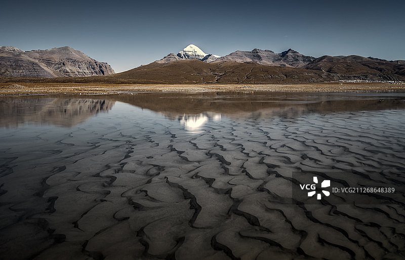 水边的冈仁波齐神山图片素材