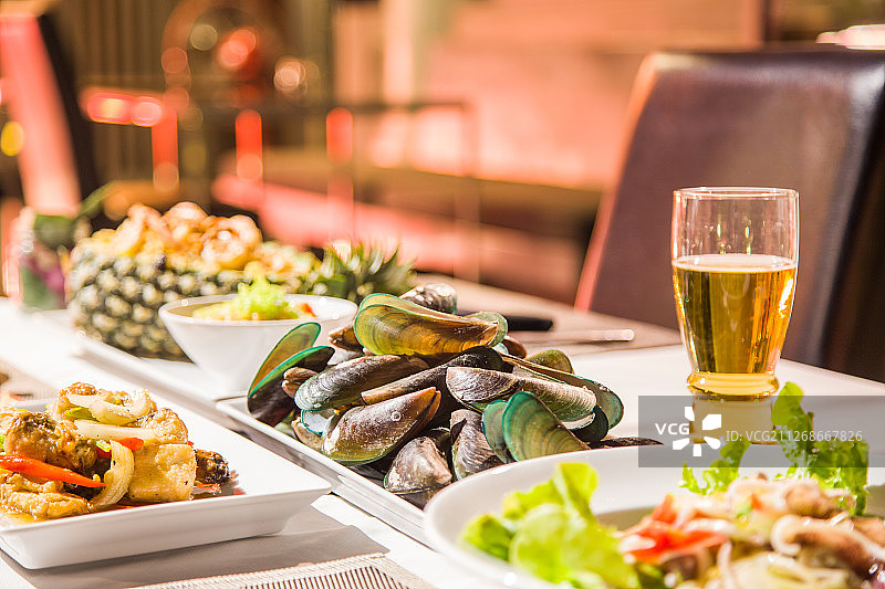 美食海鲜啤酒餐桌图片素材