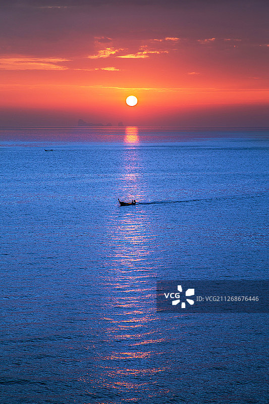 夕阳船只大海图片素材