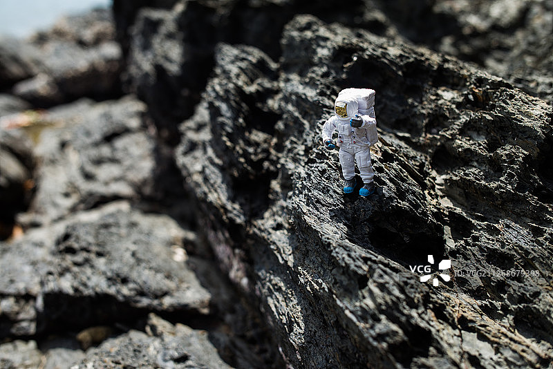 宇航员与地形地貌图片素材