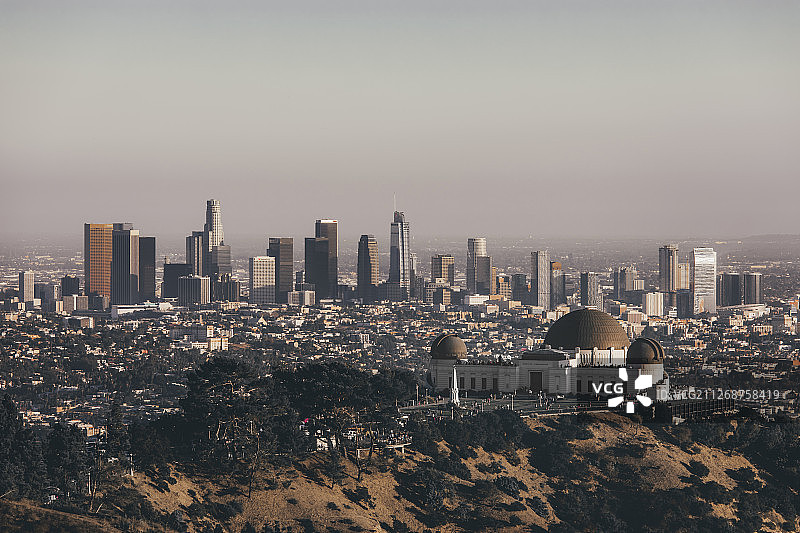 洛杉矶格里菲斯天文台和天际线图片素材