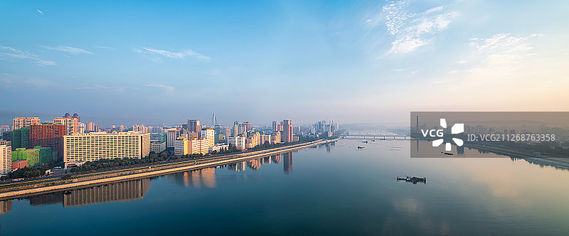 朝鲜平壤大同江畔城市风光高视角全景图图片素材