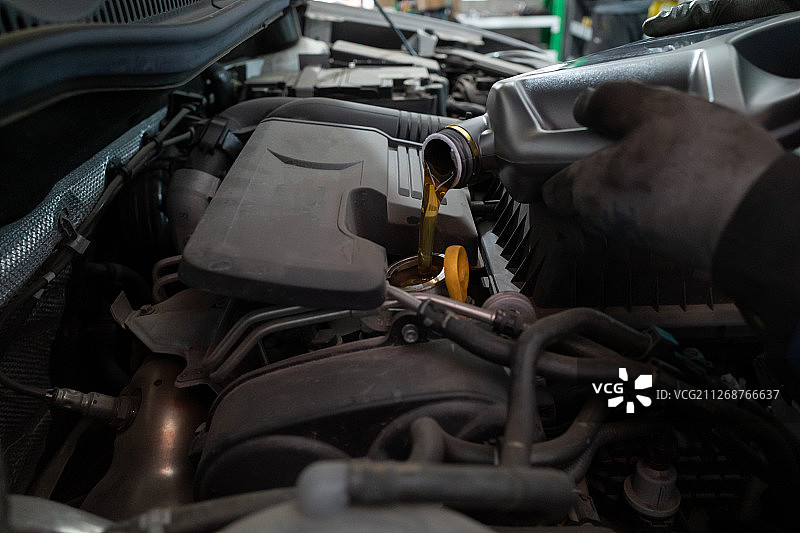 汽车保养加机油图片素材