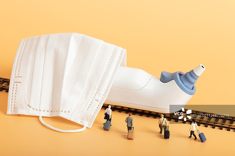 医用外科口罩地铁动车进站口返程查体温图片素材