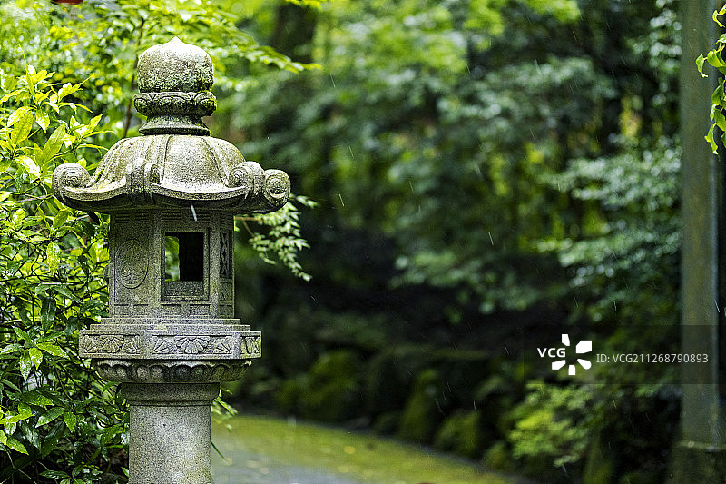 日本公园内的石灯笼图片素材