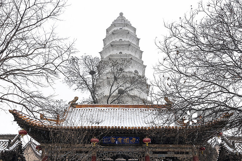 中国山西省晋中市太谷县无边寺白塔古建筑冬季雪景图片素材