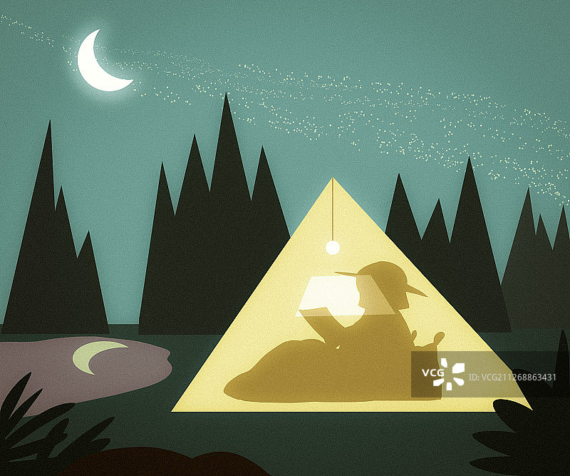 月色帐篷里读书的单身青年图片素材