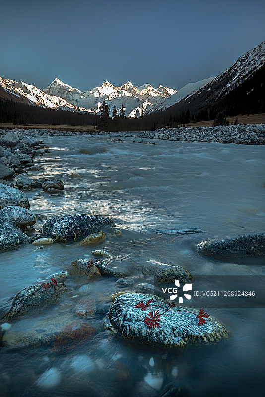 新疆夏塔的流水和雪山图片素材