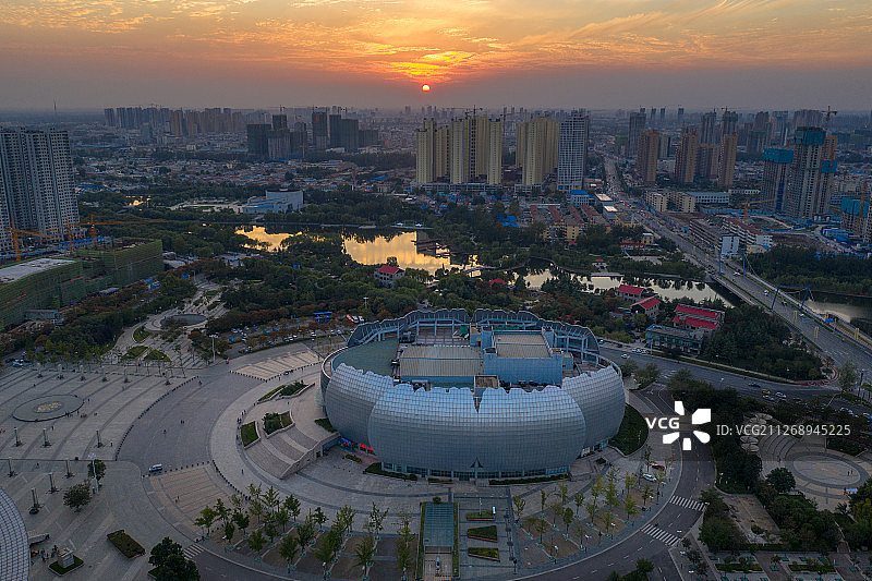 夕阳下的菏泽大剧院+山东省菏泽市牡丹区菏泽大剧院图片素材
