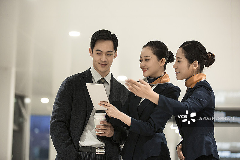 成功男商务人士和两名空姐在机场图片素材