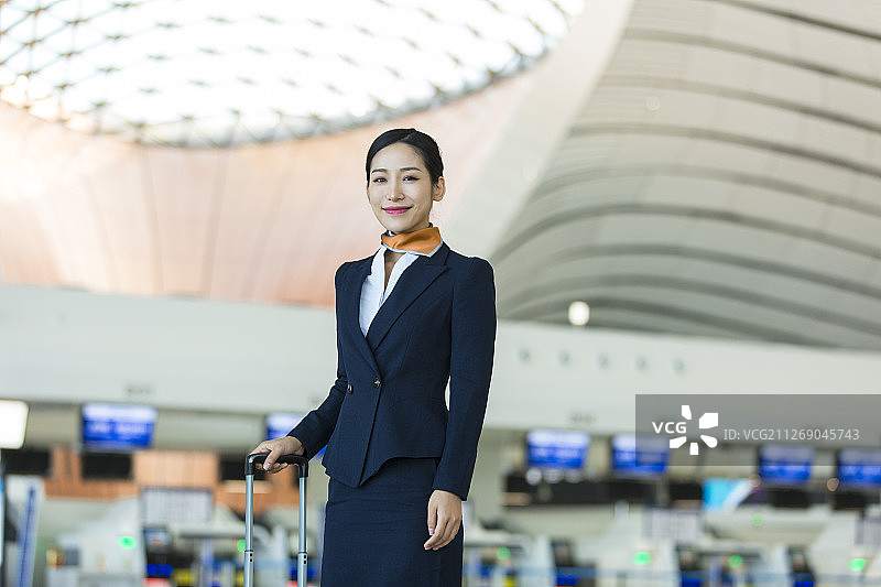 空姐在机场拉着行李箱肖像图片素材