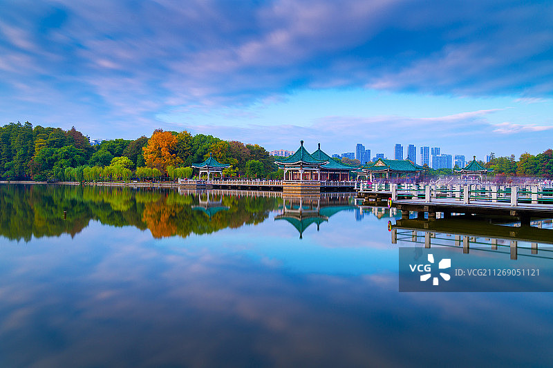 绚烂秋光+湖北省武汉市武昌区东湖风景区图片素材