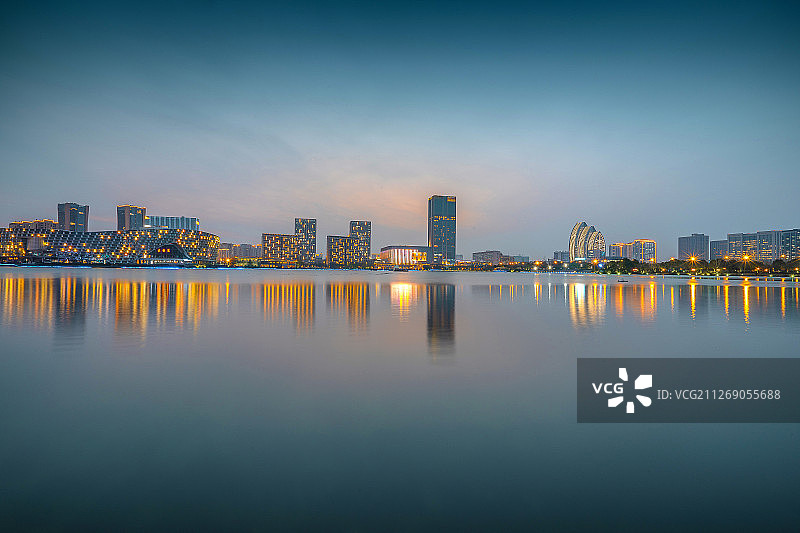 聚龙湖暮色+江苏省盐城市盐都区聚龙湖公园图片素材