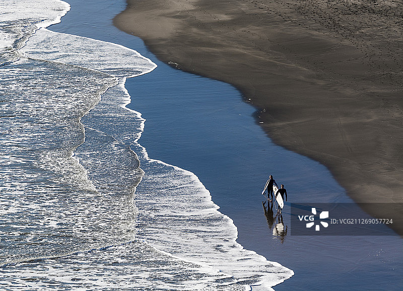 皮哈海滩冲浪的人图片素材