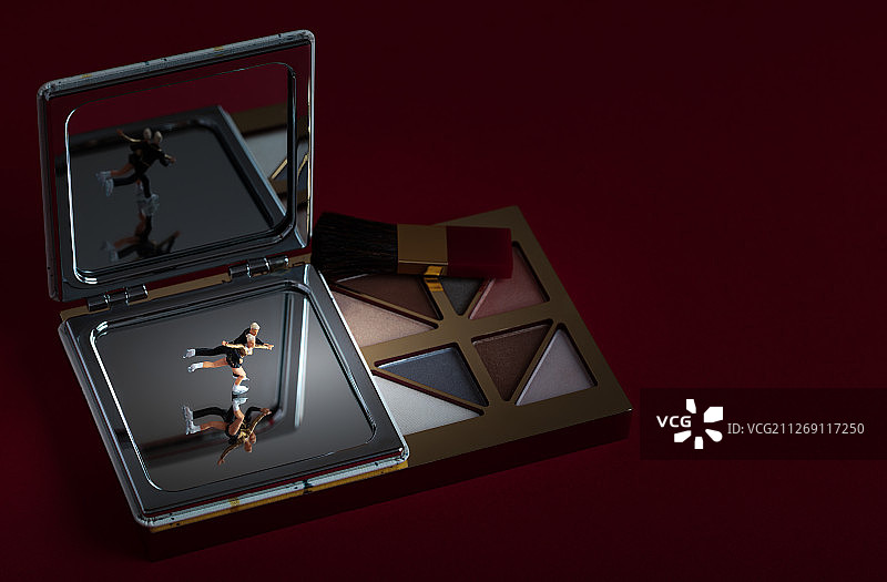 彩妆盒化妆品镜子上花样滑冰的男女图片素材