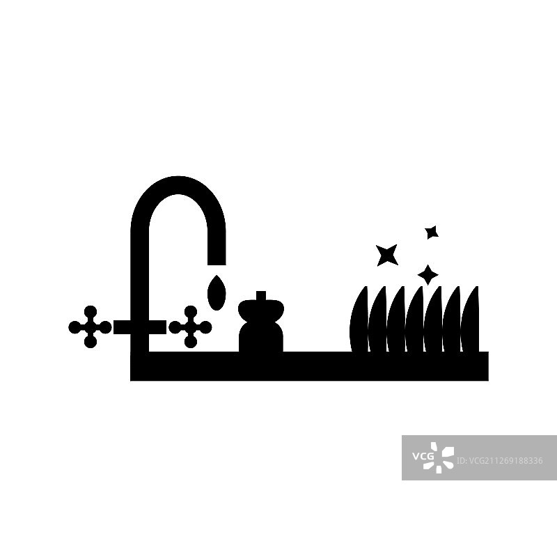 带洗洁精和干净盘子的水槽图片素材