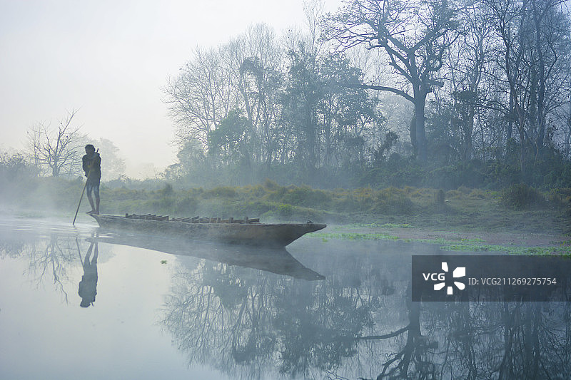 晨雾小船图片素材