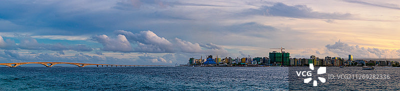 印度洋马尔代夫首都马累岛日落时分全景图图片素材