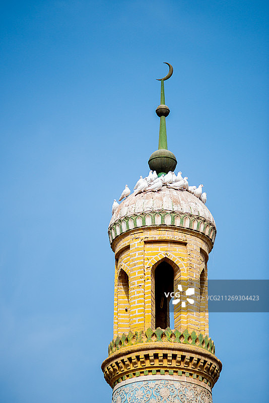 清真寺尖塔上的白鸽图片素材