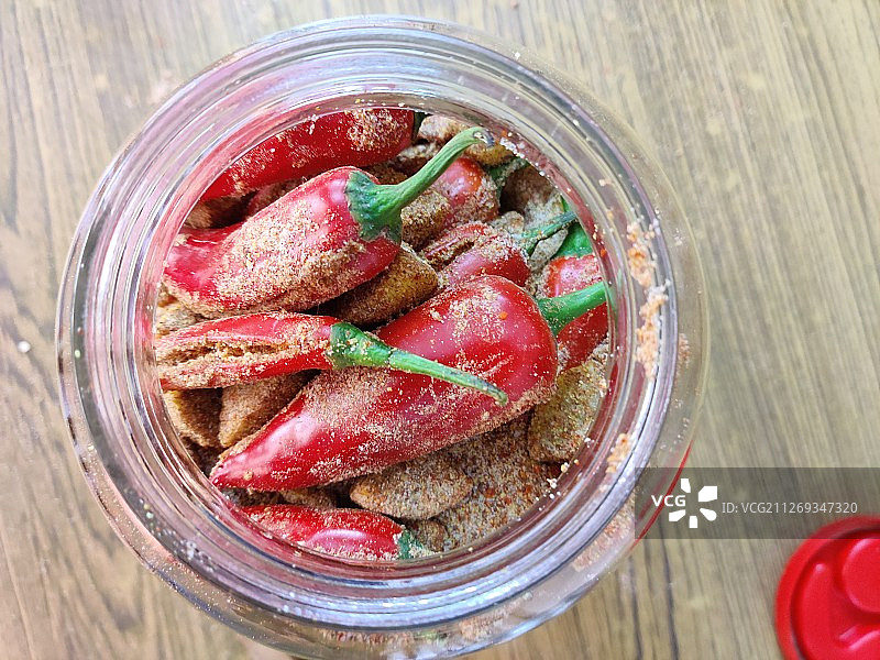 自制酸橙和红辣椒泡菜制作中图片素材